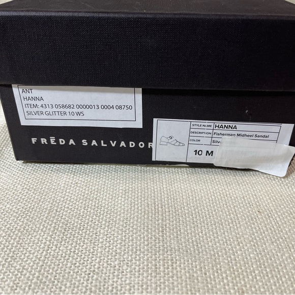Freda Salvador Fisherman Midheel Sandal Silver NIB - Picture 7 of 9